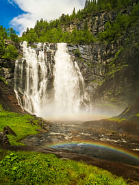 Skjersvossen-Wasserfall mit Doppelregenbogen von Willemijn Wolthaus