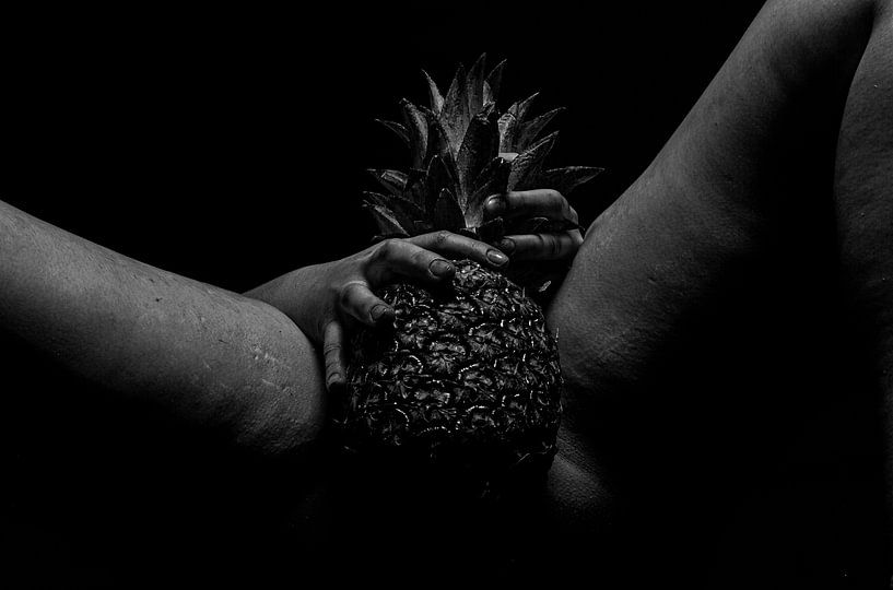 Pineapple in front of woman by Christian Land Auftragsfotografie
