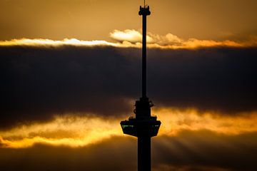 Euromast in de wolken van Esmée Fotografeert