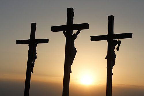3 kruizen in de Rhön bij zonsondergang