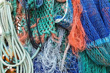 Visnetten / colorful fishing nets van Elles Rijsdijk