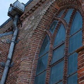 Kirchenfenster mit daneben liegendem Regenrohr aus Blei von Jeffry Clemens