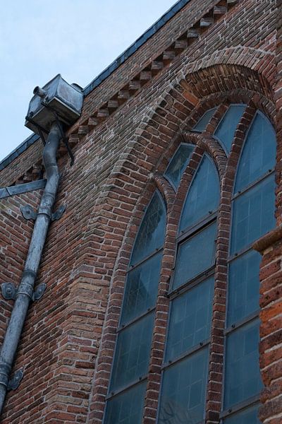 kerk raam met daarnaast een regenpijp van lood van Jeffry Clemens