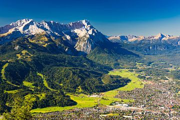 Panorama van Wank naar het Wettersteingebergte met Zugspitze van Walter G. Allgöwer