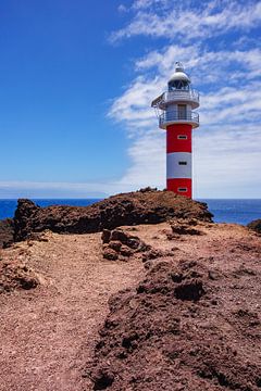 Atlantic Sea coast with lighthouse on the canary island Tenerife van Rico Ködder
