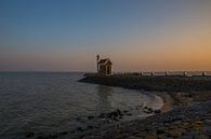 Freistehendes Haus auf dem Volendam Hafeneinfahrt bei Sonnenuntergang von Chris Snoek Miniaturansicht