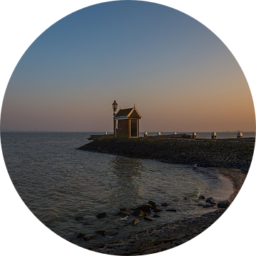 Alleenstaand huisje aan de Volendamse haveningang bij zonsondergang van Chris Snoek