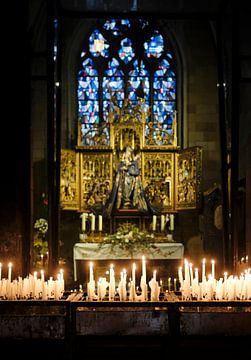 Kaarsen in een kerk met altaarstuk van Lensw0rld