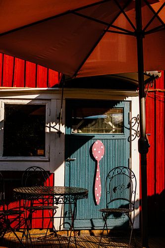 Café Deur met Roze Lepel – Rode Gevel & Smeedijzeren Stoelen