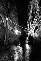 Zwei geheimnisvolle Personensilhouetten, Schwarz-Weiß-Foto. Dunkle, nächtliche Gassen der Altstadt, 