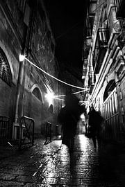 Deux mystérieuses silhouettes de personnes, photo en noir et blanc. Rues étroites et sombres de la v sur Michael Semenov
