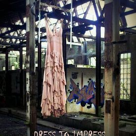 jurk in verlaten urban fabriek met tekst/ Dress to impress van Tineke Bos