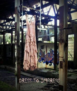 jurk in verlaten urban fabriek met tekst/ Dress to impress van Tineke Bos