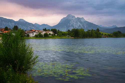 De Hopfensee voor de Allgäuer Alpen onder een bewolkte hemel
