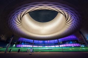 Traces lumineuses de la technologie : un voyage à travers les visions nocturnes de Bâle sur Philipp Hodel Photography