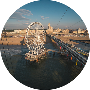 Op de pier van Scheveningen met uitzicht op het strand en kurhaus van Jolanda Aalbers