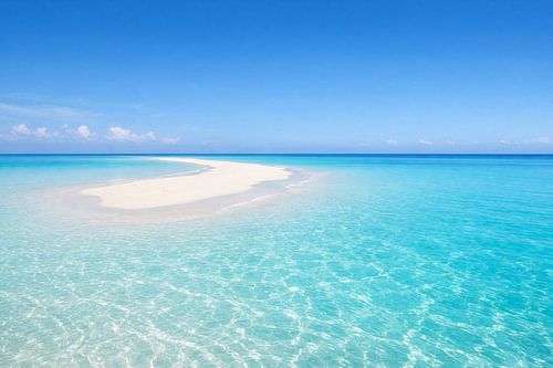 Tropische zandbank in de kristalheldere, turkooizen oceaan