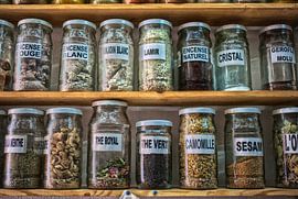 Glasgefäße mit Kräuteressenzen und Mineralien