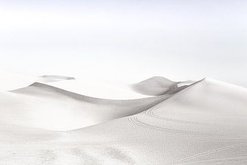 High Key Minimalistisch Landschap Woestijn van Art By Dominic