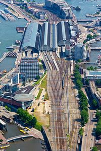 Sporen Amsterdam Centraal Station vanuit de lucht gezien van Anton de Zeeuw