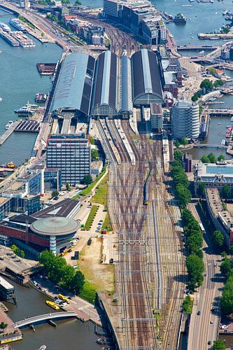 Sporen Amsterdam Centraal Station vanuit de lucht gezien