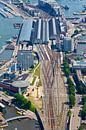 Sporen Amsterdam Centraal Station vanuit de lucht gezien van Anton de Zeeuw thumbnail