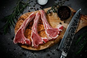 rohes Lammfleisch auf schwarzem Hintergrund