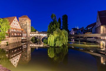 De oude stad van Neurenberg 's avonds