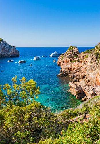 Idyllisch uitzicht op het strand van de Cala Deia baai op het eiland Mallorca