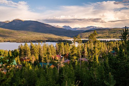 Prachtige wolkenlucht boven de Rocky Mountains