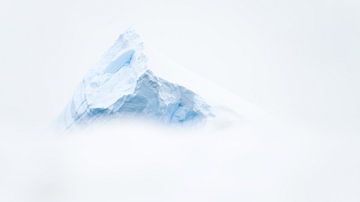Antarctica, ijsberg in de mist van Koen Hoekemeijer