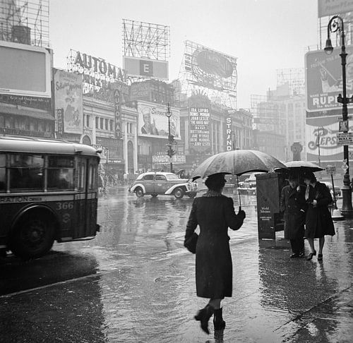 Historisch New York: Times Square op een regenachtige dag, 1943