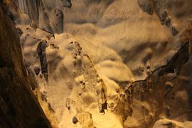 Gnome und Trolle an einer Höhlenwand. von kall3bu