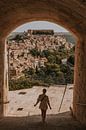 Uitzicht over het oude gedeelte  van de stad Ragusa, Sicilië Italië van Manon Visser thumbnail