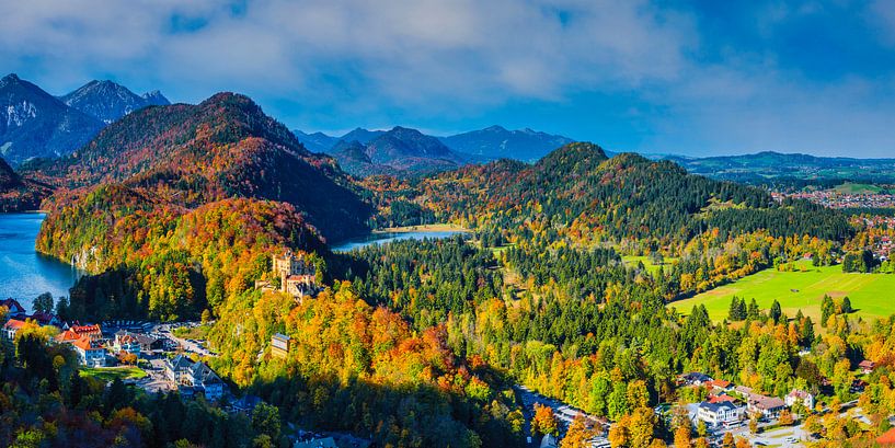 Kasteel Hohenschwangau in de herfst van Walter G. Allgöwer