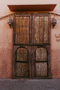 Reisfotografieprint van Marrokaanse ambachtelijke deur in Marrakesh van sonja koning