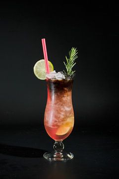 Cocktail in glas op donkere achtergrond van Roel Dijkstra