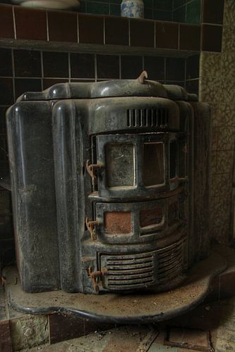 Een oude kachel in een verlaten huis