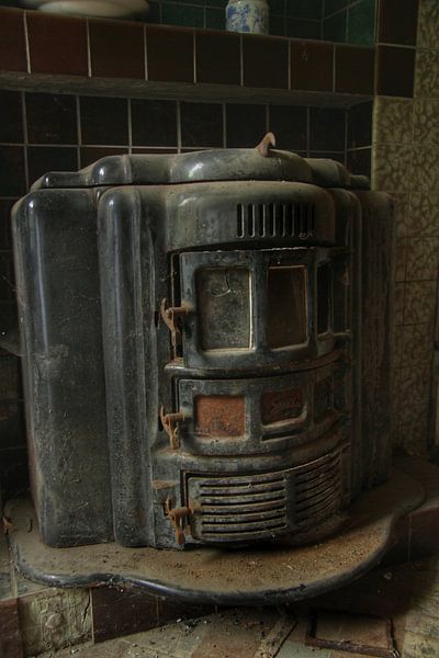 Een oude kachel in een verlaten huis van Melvin Meijer