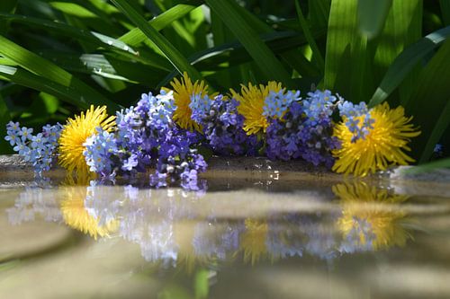 Een boeket bloemen in de tuin