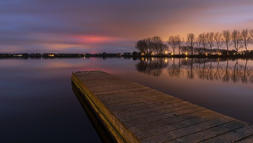 Steg im Dirkshorner See an einem bewölkten Abend von Bram Lubbers