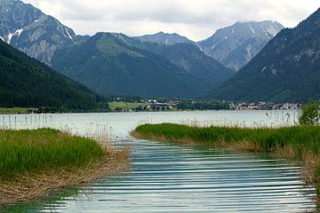 Lake between mountains von Menno Heijboer