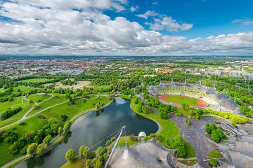 Überblick über München, Olympiagelände und Alpen vom Olympiaturm von Robert Ruidl