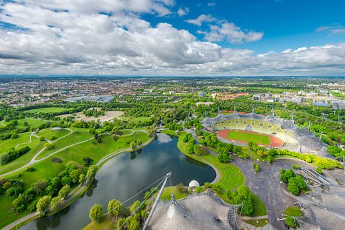 Vue d'ensemble de Munich, du site olympique et des Alpes depuis la tour olympique