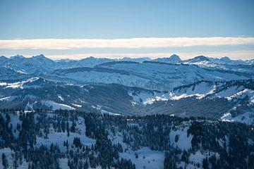 Winterlicher Blick vom Hochgrat auf die Allgäuer Hochalpen von Leo Schindzielorz