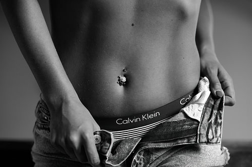 Sinnliche Schatten in Denim und Spitze