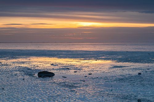 Rust op de Waddenzee tijdens zonsondergang
