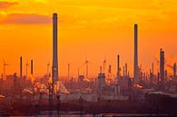 Shell tijdens zonsondergang in de Rotterdamse haven van Anton de Zeeuw thumbnail