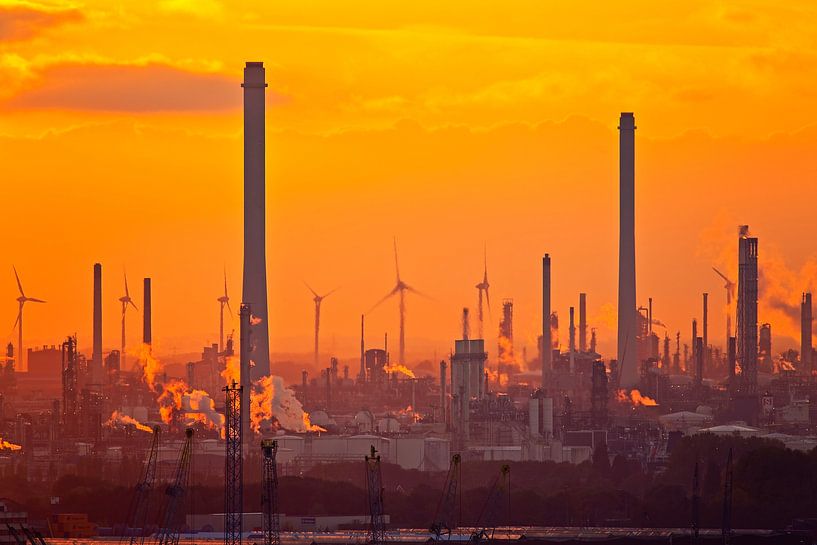 Shell tijdens zonsondergang in de Rotterdamse haven van Anton de Zeeuw