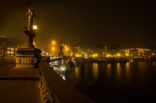 Amsterdamse grachten bij nacht